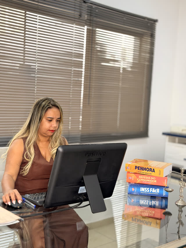 Dra. Silvania Santos no escritório